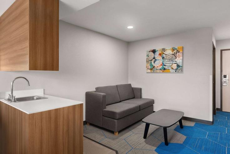 Salle de séjour élégante avec mobilier moderne dans un appartement à Building West Main Street - wyndham - 1675942 à Independence, Independence