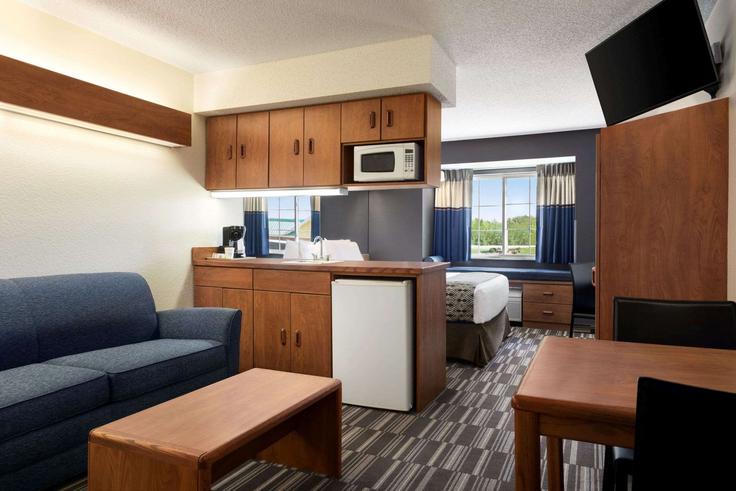 Elegant gestaltetes Wohnzimmer mit moderner Einrichtung in einer Wohnung im Building Bishop Avenue - wyndham - 1673881 in Inver Grove Heights, Inver Grove Heights