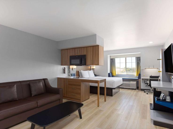 Salle de séjour élégante avec mobilier moderne dans un appartement à Building West Clover Road - wyndham - 1690527 à Tracy, Tracy Salle de séjour élégante avec mobilier moderne dans un appartement à Building West Clover Road - wyndham - 1690527 à Tracy, Tracy