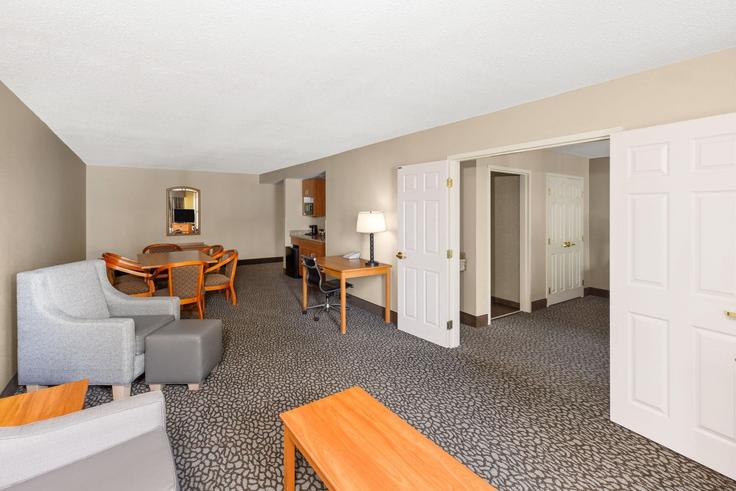 Little Rock, Little Rock에 위치한 Building South Shackleford Road - wyndham - 1664386 유닛의 세련된 인테리어가 돋보이는 거실 Little Rock, Little Rock에 위치한 Building South Shackleford Road - wyndham - 1664386 유닛의 세련된 인테리어가 돋보이는 거실