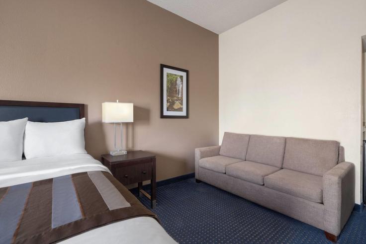 Augusta, Augusta에 위치한 Building Noland Connector Road - wyndham - 1663827 유닛의 세련된 인테리어가 돋보이는 거실 Augusta, Augusta에 위치한 Building Noland Connector Road - wyndham - 1663827 유닛의 세련된 인테리어가 돋보이는 거실