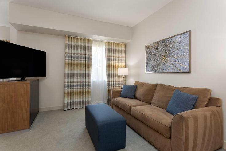 Naples NaplesのBuilding Pine Ridge Road - wyndham - 1673879のアパートメントにある、モダンな家具を備えたエレガントなデザインのリビングルーム