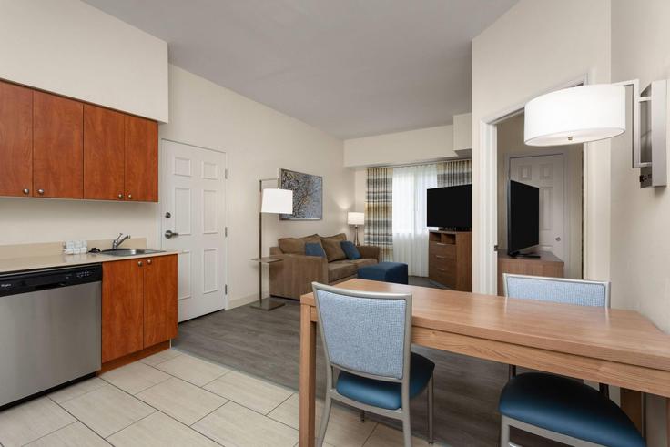 Naples NaplesのBuilding Pine Ridge Road - wyndham - 1673860のアパートメントにある、モダンな家具を備えたエレガントなデザインのリビングルーム