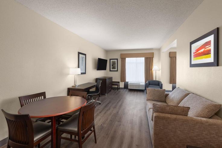 Elegante sala de estar con mobiliario moderno en un apartamento en Building Foxtail Way - wyndham - 1663685 en Destin, Destin Elegante sala de estar con mobiliario moderno en un apartamento en Building Foxtail Way - wyndham - 1663685 en Destin, Destin