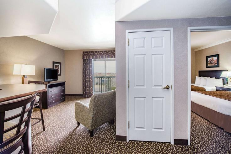 Elegant gestaltetes Wohnzimmer mit moderner Einrichtung in einer Wohnung im Building Boeing Drive - wyndham - 1677218 in El Paso, El Paso Elegant gestaltetes Wohnzimmer mit moderner Einrichtung in einer Wohnung im Building Boeing Drive - wyndham - 1677218 in El Paso, El Paso