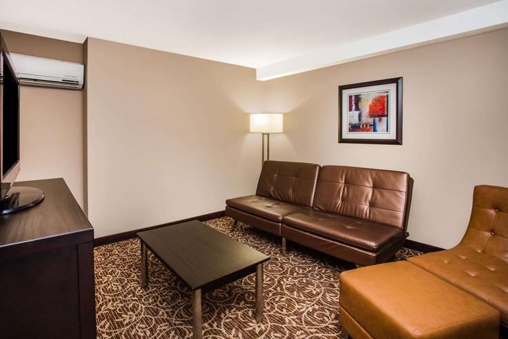 Elegant gestaltetes Wohnzimmer mit moderner Einrichtung in einer Wohnung im Building U.S. 41 - wyndham - 1665442 in Atlanta, Atlanta Elegant gestaltetes Wohnzimmer mit moderner Einrichtung in einer Wohnung im Building U.S. 41 - wyndham - 1665442 in Atlanta, Atlanta