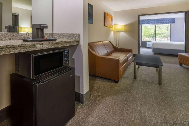 Elegant gestaltetes Wohnzimmer mit moderner Einrichtung in einer Wohnung im Building U.S. 41 - wyndham - 1664774 in Atlanta, Atlanta Elegant gestaltetes Wohnzimmer mit moderner Einrichtung in einer Wohnung im Building U.S. 41 - wyndham - 1664774 in Atlanta, Atlanta