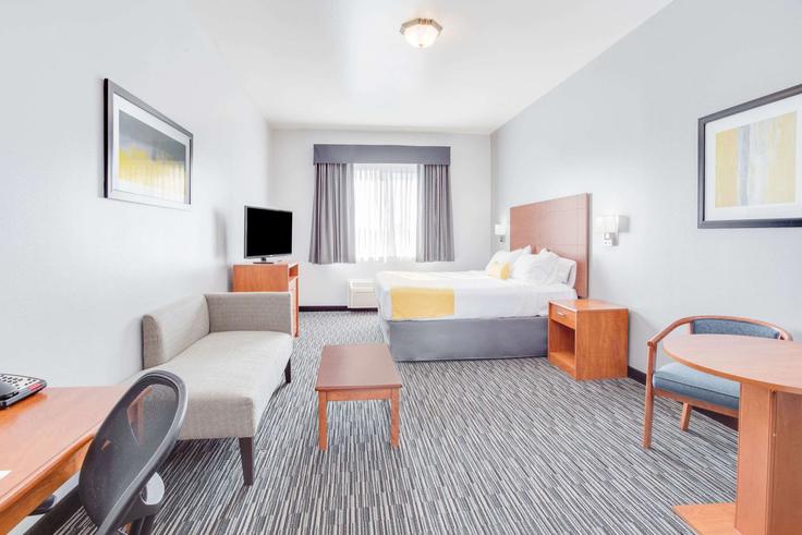 Sala de estar elegantemente projetada com móveis modernos em um apartamento no Building Reservation Road - wyndham - 1651387 em Marina, Marina