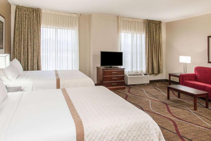Elegant gestaltetes Wohnzimmer mit moderner Einrichtung in einer Wohnung im Building Lyon Court - wyndham - 1687309 in Bloomington, Bloomington Elegant gestaltetes Wohnzimmer mit moderner Einrichtung in einer Wohnung im Building Lyon Court - wyndham - 1687309 in Bloomington, Bloomington
