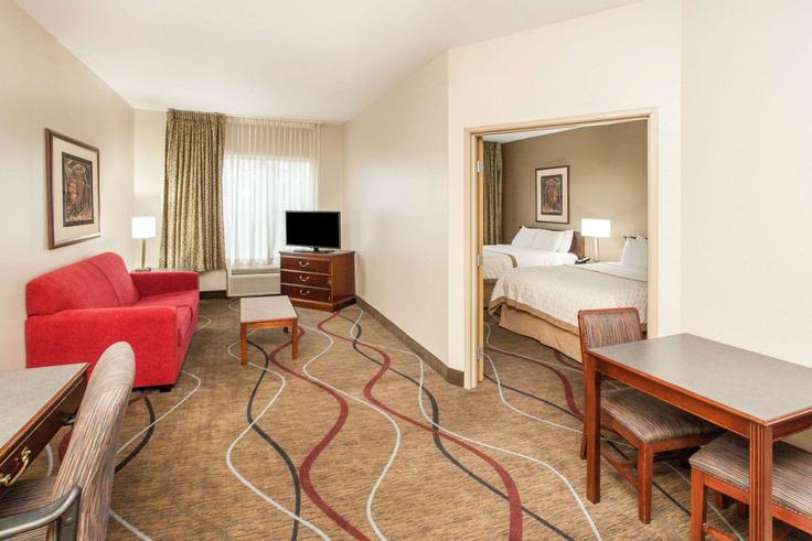 Elegant gestaltetes Wohnzimmer mit moderner Einrichtung in einer Wohnung im Building Lyon Court - wyndham - 1690295 in Bloomington, Bloomington Elegant gestaltetes Wohnzimmer mit moderner Einrichtung in einer Wohnung im Building Lyon Court - wyndham - 1690295 in Bloomington, Bloomington