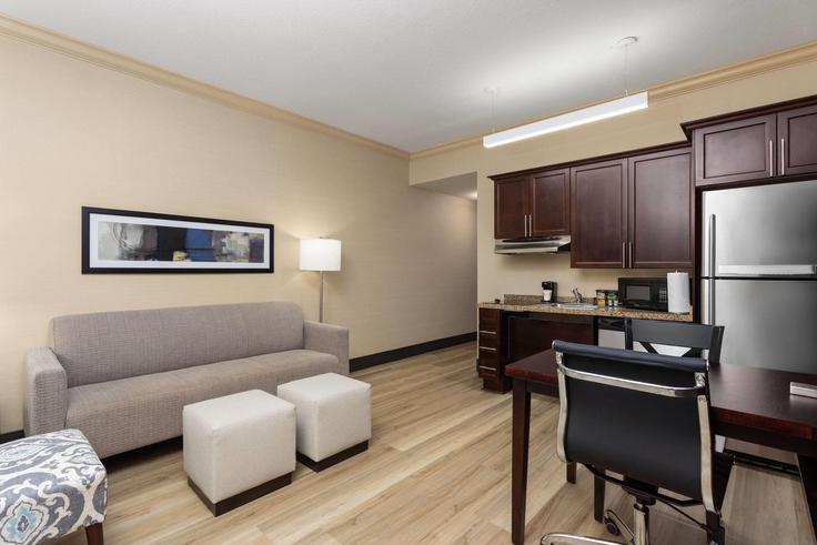 Salle de séjour élégante avec mobilier moderne dans un appartement à Building Lamberton Drive - wyndham - 1687752 à West Palm Beach, West Palm Beach