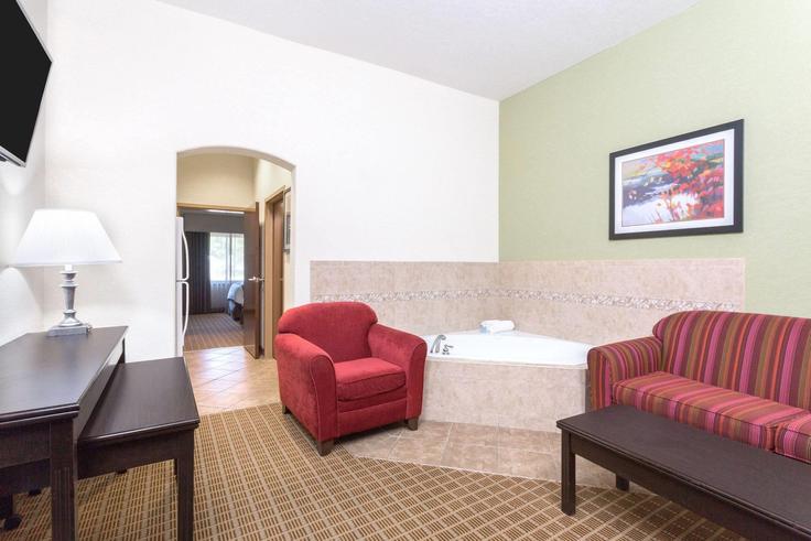 Elegantly designed living room with modern furnishings in an apartment at Building East King Avenue - wyndham - 1677255 in Kingsland, Kingsland Elegantly designed living room with modern furnishings in an apartment at Building East King Avenue - wyndham - 1677255 in Kingsland, Kingsland
