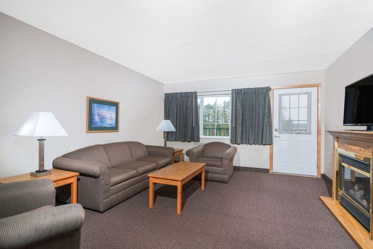 Elegant gestaltetes Wohnzimmer mit moderner Einrichtung in einer Wohnung im Building Fairview Road North - wyndham - 1665595 in Baxter, Baxter