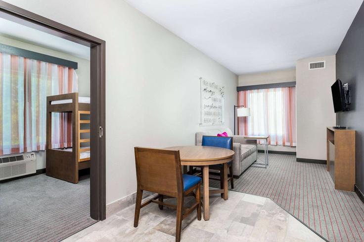 Augusta, Augusta에 위치한 Building Georgia 383 - wyndham - 1673267 유닛의 세련된 인테리어가 돋보이는 거실 Augusta, Augusta에 위치한 Building Georgia 383 - wyndham - 1673267 유닛의 세련된 인테리어가 돋보이는 거실