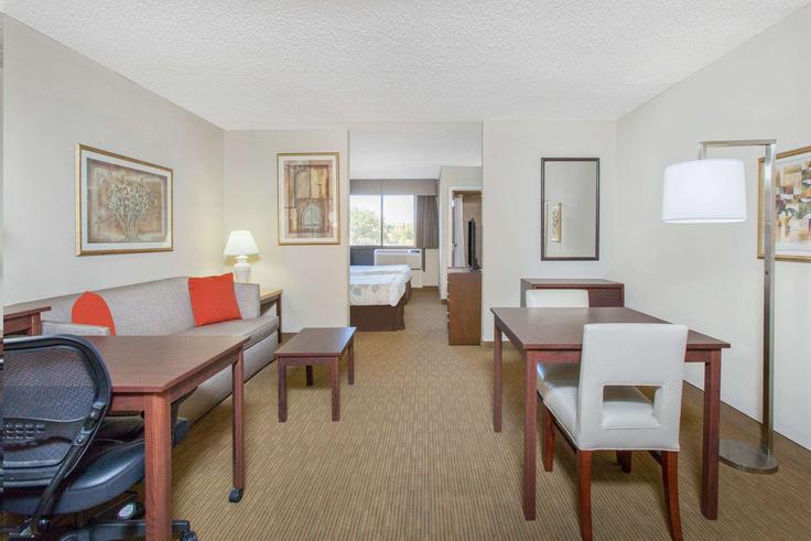 Elegant gestaltetes Wohnzimmer mit moderner Einrichtung in einer Wohnung im Building Tinker Diagonal - wyndham - 1677506 in Midwest City, Midwest City Elegant gestaltetes Wohnzimmer mit moderner Einrichtung in einer Wohnung im Building Tinker Diagonal - wyndham - 1677506 in Midwest City, Midwest City