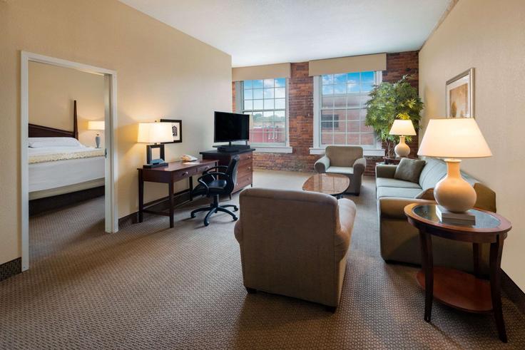 Sala de estar elegantemente projetada com móveis modernos em um apartamento no Building Bridgepoint Plaza - wyndham - 1679442 em Rome, Rome