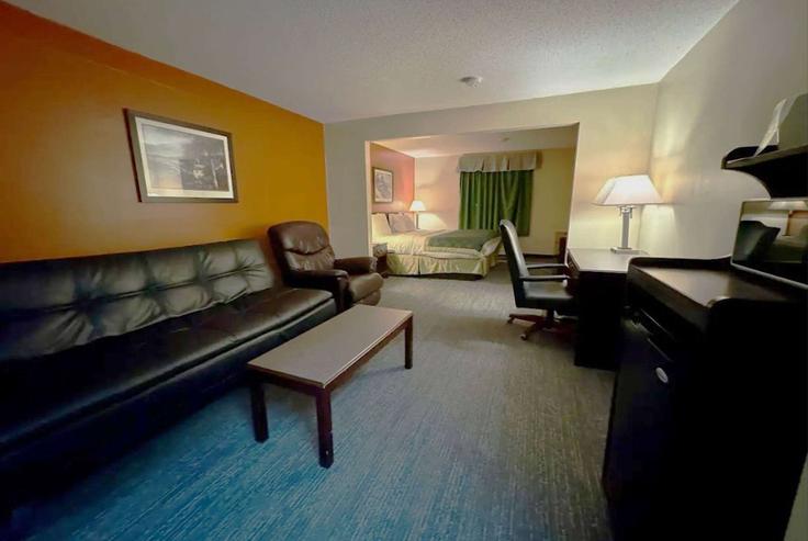 Elegant gestaltetes Wohnzimmer mit moderner Einrichtung in einer Wohnung im Building Water Park Drive - wyndham - 1663292 in Mason, Mason Elegant gestaltetes Wohnzimmer mit moderner Einrichtung in einer Wohnung im Building Water Park Drive - wyndham - 1663292 in Mason, Mason