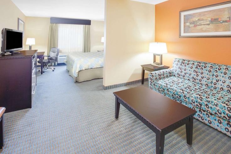 Sala de estar elegantemente projetada com móveis modernos em um apartamento no Building North Arkansas Avenue - wyndham - 1656170 em Russellville, Russellville