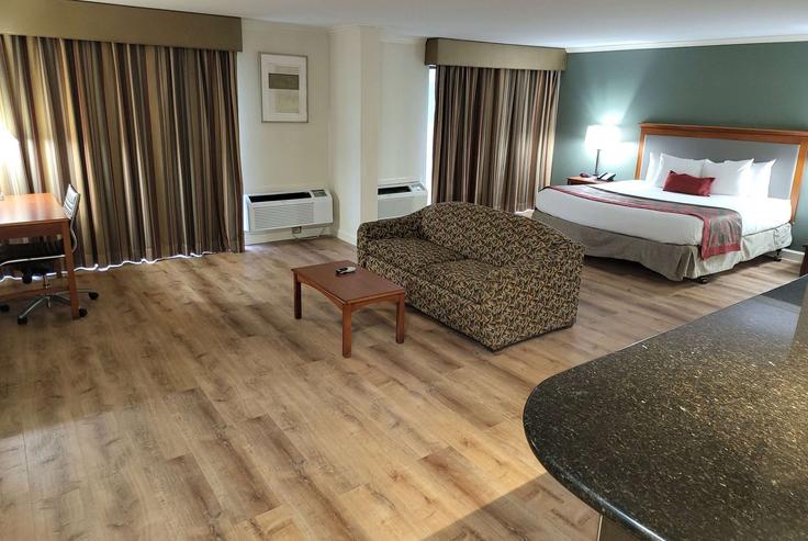 Elegant gestaltetes Wohnzimmer mit moderner Einrichtung in einer Wohnung im Building Will Clayton Parkway - wyndham - 1652509 in Houston, Houston Elegant gestaltetes Wohnzimmer mit moderner Einrichtung in einer Wohnung im Building Will Clayton Parkway - wyndham - 1652509 in Houston, Houston