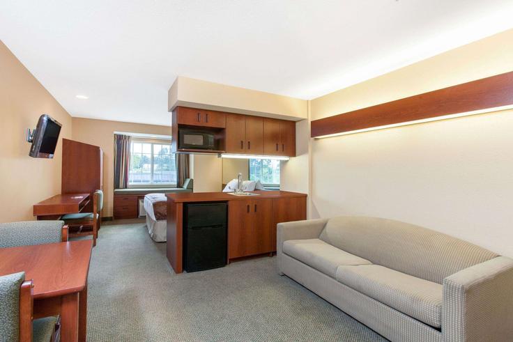 Rogers, Rogers에 위치한 Building South 8th Street - wyndham - 1677140 유닛의 세련된 인테리어가 돋보이는 거실 Rogers, Rogers에 위치한 Building South 8th Street - wyndham - 1677140 유닛의 세련된 인테리어가 돋보이는 거실