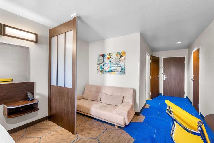 Salle de séjour élégante avec mobilier moderne dans un appartement à Building U.S. 65 - wyndham - 1671164 à Conway, Conway Salle de séjour élégante avec mobilier moderne dans un appartement à Building U.S. 65 - wyndham - 1671164 à Conway, Conway