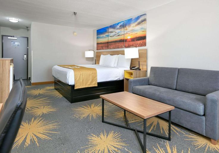 Elegant gestaltetes Wohnzimmer mit moderner Einrichtung in einer Wohnung im Building Old Commerce Road - wyndham - 1654230 in Tunica Resorts, Tunica Resorts