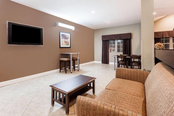 Salle de séjour élégante avec mobilier moderne dans un appartement à Building Bowman Road - wyndham - 1669033 à Macon, Macon