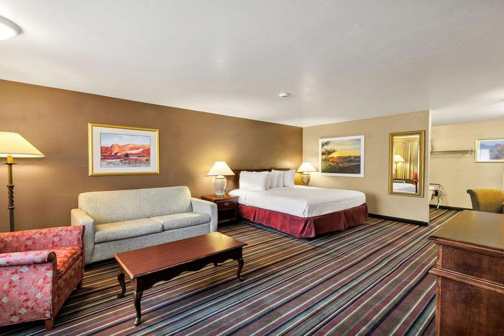 Elegante sala de estar con mobiliario moderno en un apartamento en Building North Main Street - wyndham - 1656792 en Logan, Logan Elegante sala de estar con mobiliario moderno en un apartamento en Building North Main Street - wyndham - 1656792 en Logan, Logan