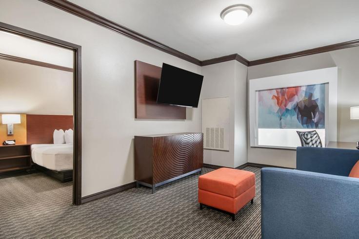 Building Marsha Sharp Freeway West - wyndham - 1679026 adresindeki bir dairede modern mobilyalarla zarif bir şekilde tasarlanmış oturma odası Lubbock, Lubbock Building Marsha Sharp Freeway West - wyndham - 1679026 adresindeki bir dairede modern mobilyalarla zarif bir şekilde tasarlanmış oturma odası Lubbock, Lubbock