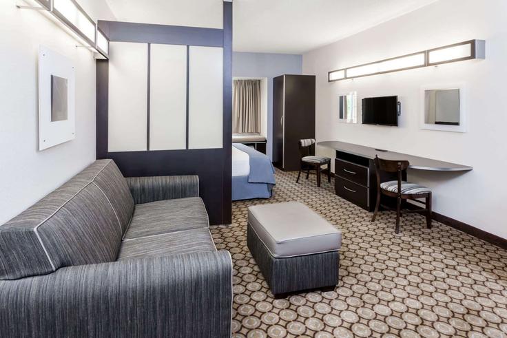Elkhart, Elkhart에 위치한 Building Plaza Court - wyndham - 1668747 유닛의 세련된 인테리어가 돋보이는 거실 Elkhart, Elkhart에 위치한 Building Plaza Court - wyndham - 1668747 유닛의 세련된 인테리어가 돋보이는 거실