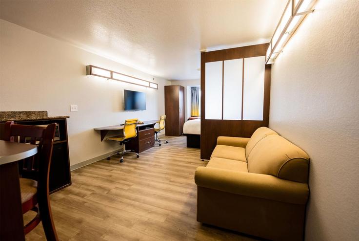 Salle de séjour élégante avec mobilier moderne dans un appartement à Building West Lincolnway - wyndham - 1686531 à Cheyenne, Cheyenne