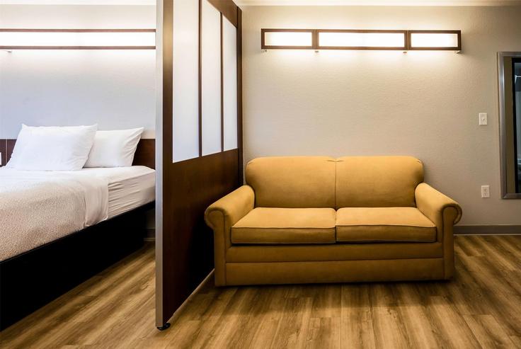 Sala de estar elegantemente projetada com móveis modernos em um apartamento no Building West Lincolnway - wyndham - 1669867 em Cheyenne, Cheyenne