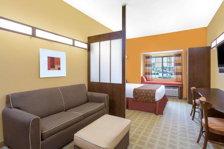 Greenville, Greenville에 위치한 Building Moye Boulevard - wyndham - 1677879 유닛의 세련된 인테리어가 돋보이는 거실 Greenville, Greenville에 위치한 Building Moye Boulevard - wyndham - 1677879 유닛의 세련된 인테리어가 돋보이는 거실