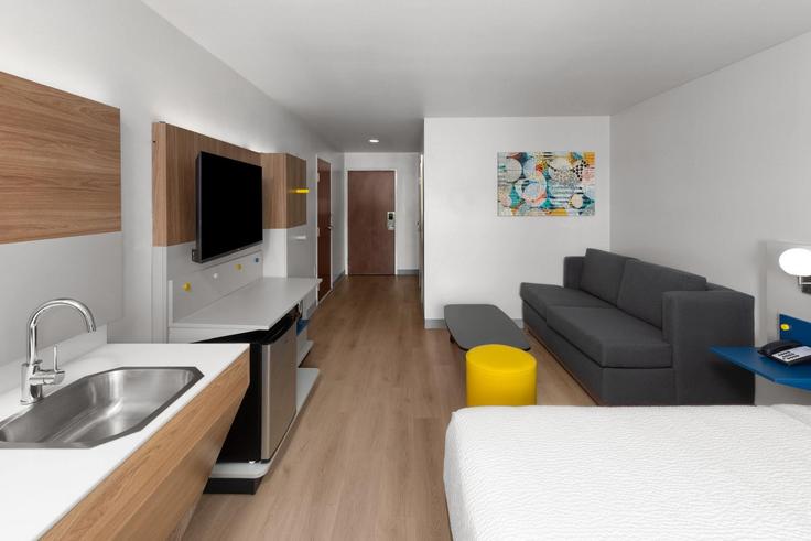Elegante sala de estar con mobiliario moderno en un apartamento en Building Harding Boulevard - wyndham - 1690125 en Baton Rouge, Baton Rouge Elegante sala de estar con mobiliario moderno en un apartamento en Building Harding Boulevard - wyndham - 1690125 en Baton Rouge, Baton Rouge