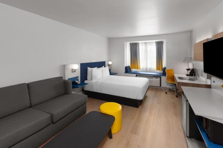 Elegante sala de estar con mobiliario moderno en un apartamento en Building Harding Boulevard - wyndham - 1677574 en Baton Rouge, Baton Rouge Elegante sala de estar con mobiliario moderno en un apartamento en Building Harding Boulevard - wyndham - 1677574 en Baton Rouge, Baton Rouge