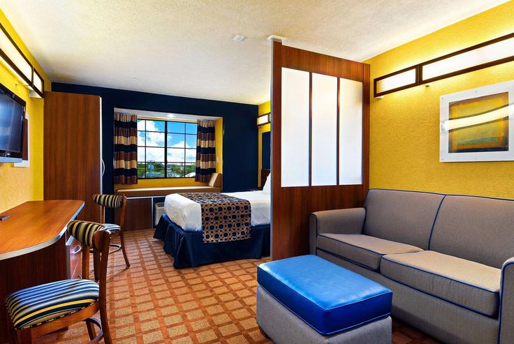 New Braunfels, New Braunfels에 위치한 Building Oasis Street - wyndham - 1674438 유닛의 세련된 인테리어가 돋보이는 거실 New Braunfels, New Braunfels에 위치한 Building Oasis Street - wyndham - 1674438 유닛의 세련된 인테리어가 돋보이는 거실