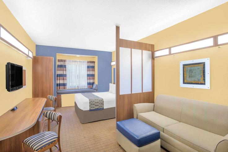 Elegant gestaltetes Wohnzimmer mit moderner Einrichtung in einer Wohnung im Building Chili Avenue - wyndham - 1670924 in Rochester, Rochester Elegant gestaltetes Wohnzimmer mit moderner Einrichtung in einer Wohnung im Building Chili Avenue - wyndham - 1670924 in Rochester, Rochester