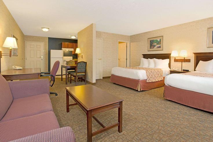 Sharonville SharonvilleのBuilding Dowlin Drive - wyndham - 1668856のアパートメントにある、モダンな家具を備えたエレガントなデザインのリビングルーム Sharonville SharonvilleのBuilding Dowlin Drive - wyndham - 1668856のアパートメントにある、モダンな家具を備えたエレガントなデザインのリビングルーム