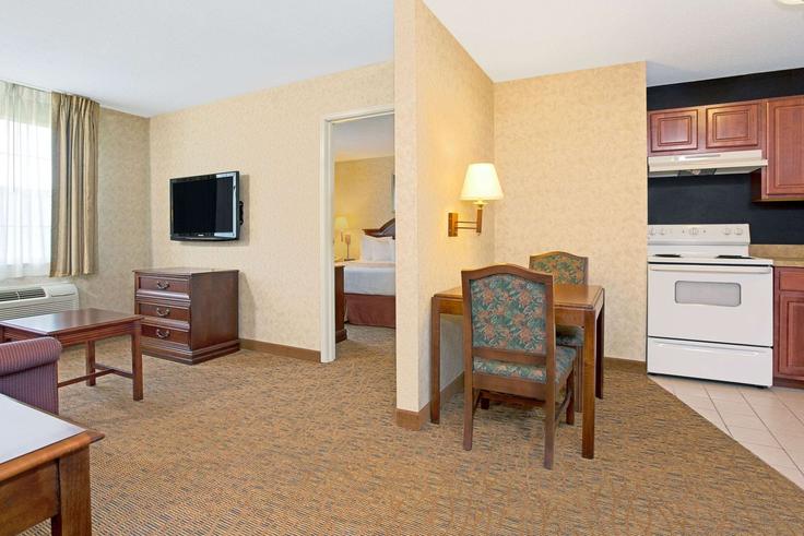 Sharonville SharonvilleのBuilding Dowlin Drive - wyndham - 1689340のアパートメントにある、モダンな家具を備えたエレガントなデザインのリビングルーム Sharonville SharonvilleのBuilding Dowlin Drive - wyndham - 1689340のアパートメントにある、モダンな家具を備えたエレガントなデザインのリビングルーム