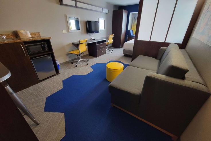 Elegante sala de estar con mobiliario moderno en un apartamento en Building South 35th Street - wyndham - 1669779 en Council Bluffs, Council Bluffs