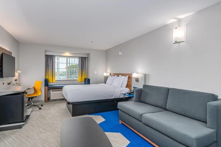 Elegante sala de estar con mobiliario moderno en un apartamento en Building Gibbons Drive - wyndham - 1670345 en Montgomery, Montgomery Elegante sala de estar con mobiliario moderno en un apartamento en Building Gibbons Drive - wyndham - 1670345 en Montgomery, Montgomery