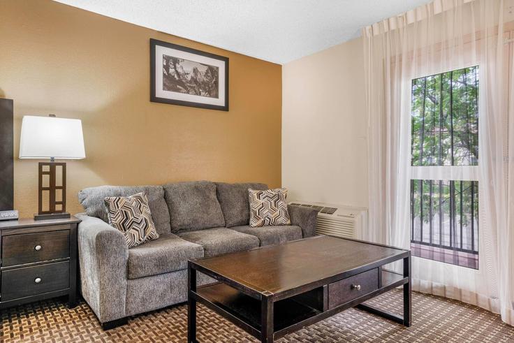 Salle de séjour élégante avec mobilier moderne dans un appartement à Building Hawkins Street - wyndham - 1664812 à Cortez, Cortez