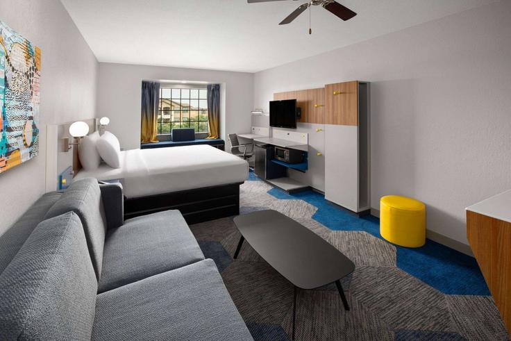 Sala de estar elegantemente projetada com móveis modernos em um apartamento no Building Cabelas Drive - wyndham - 1692739 em Buda, Buda