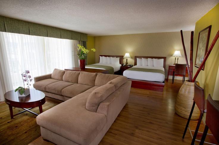 Building Ala Moana Boulevard - wyndham - 1651196 adresindeki bir dairede modern mobilyalarla zarif bir şekilde tasarlanmış oturma odası Honolulu, Honolulu Building Ala Moana Boulevard - wyndham - 1651196 adresindeki bir dairede modern mobilyalarla zarif bir şekilde tasarlanmış oturma odası Honolulu, Honolulu