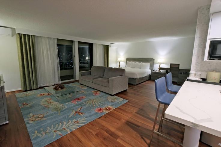 Building Ala Moana Boulevard - wyndham - 1651240 adresindeki bir dairede modern mobilyalarla zarif bir şekilde tasarlanmış oturma odası Honolulu, Honolulu Building Ala Moana Boulevard - wyndham - 1651240 adresindeki bir dairede modern mobilyalarla zarif bir şekilde tasarlanmış oturma odası Honolulu, Honolulu