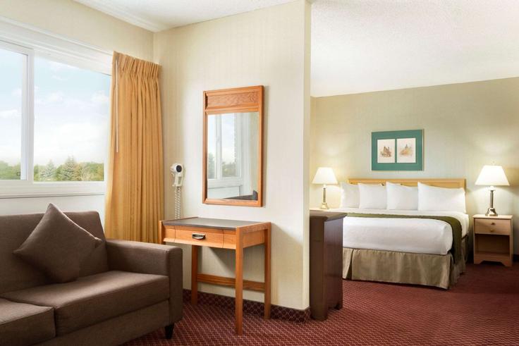 Elegant gestaltetes Wohnzimmer mit moderner Einrichtung in einer Wohnung im Building Mayor Magrath Drive South - wyndham - 1656733 in Lethbridge, Lethbridge Elegant gestaltetes Wohnzimmer mit moderner Einrichtung in einer Wohnung im Building Mayor Magrath Drive South - wyndham - 1656733 in Lethbridge, Lethbridge