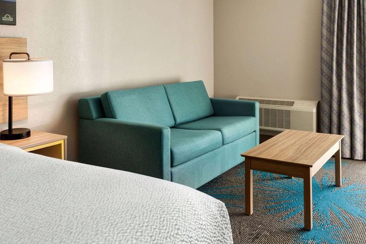 Sala de estar elegantemente projetada com móveis modernos em um apartamento no Building U.S. 281 - wyndham - 1654396 em Grand Island, Grand Island Sala de estar elegantemente projetada com móveis modernos em um apartamento no Building U.S. 281 - wyndham - 1654396 em Grand Island, Grand Island