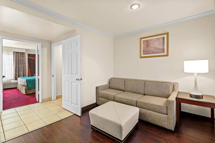 Pasadena, Pasadena에 위치한 Building East Colorado Boulevard - wyndham - 1654944 유닛의 세련된 인테리어가 돋보이는 거실 Pasadena, Pasadena에 위치한 Building East Colorado Boulevard - wyndham - 1654944 유닛의 세련된 인테리어가 돋보이는 거실