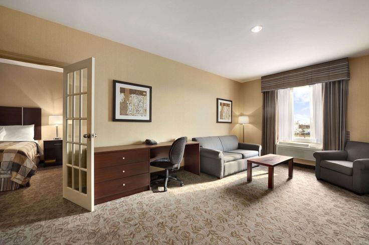 Building Queen Street East - wyndham - 1656205 adresindeki bir dairede modern mobilyalarla zarif bir şekilde tasarlanmış oturma odası Brampton, Brampton Building Queen Street East - wyndham - 1656205 adresindeki bir dairede modern mobilyalarla zarif bir şekilde tasarlanmış oturma odası Brampton, Brampton