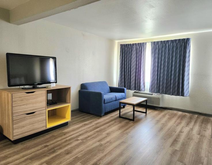 Elegant gestaltetes Wohnzimmer mit moderner Einrichtung in einer Wohnung im Building South Padre Island Drive - wyndham - 1654820 in Corpus Christi, Corpus Christi Elegant gestaltetes Wohnzimmer mit moderner Einrichtung in einer Wohnung im Building South Padre Island Drive - wyndham - 1654820 in Corpus Christi, Corpus Christi